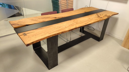 Unieke massief houten / metalen tafel