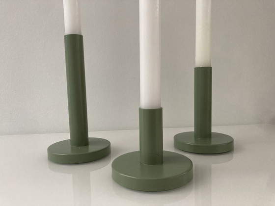 Image 1 of Set Van Drie Moderne Olijfgroene Kandelaars