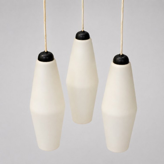 Image 1 of Set di 3 lampade a sospensione vintage – vetro bianco opaco con paralume nero