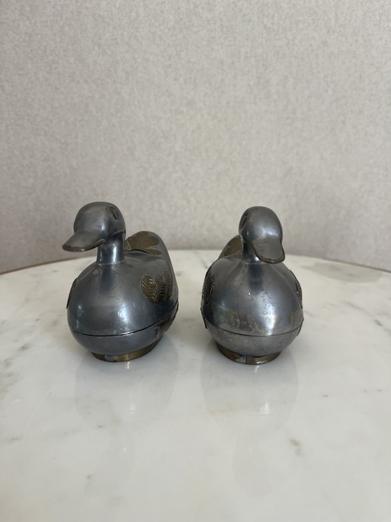 Image 1 of Set di 2 scatole decorative vintage a forma di anatra in metallo argentato, anni '70.