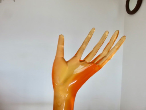 Grande main en resine translucide orange, sculpture décorative, surréaliste, 1970