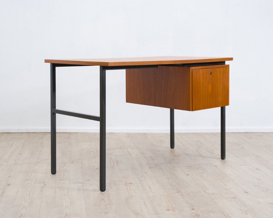 Image 1 of Bureau in mid-century modern stijl uit de jaren 60, met een strak, modern design. Teakhout.