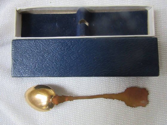Image 1 of Vintage emaille en verguld gouden souvenirlepel met bloemenmotief uit Boedapest