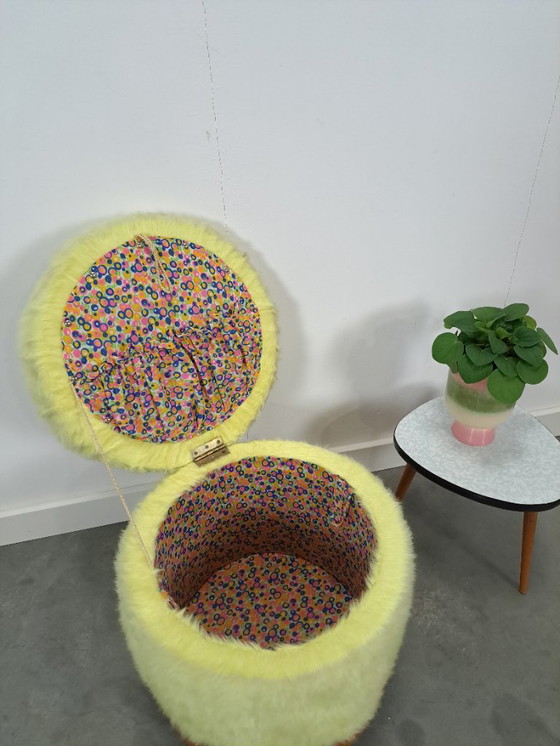 Image 1 of Pouf giallo soffice, sgabello contenitore, cesto della biancheria su ruote