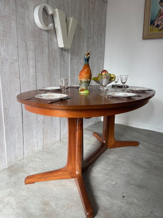 Image 1 of Extendable oval table 240cm (160cm)x 100cm