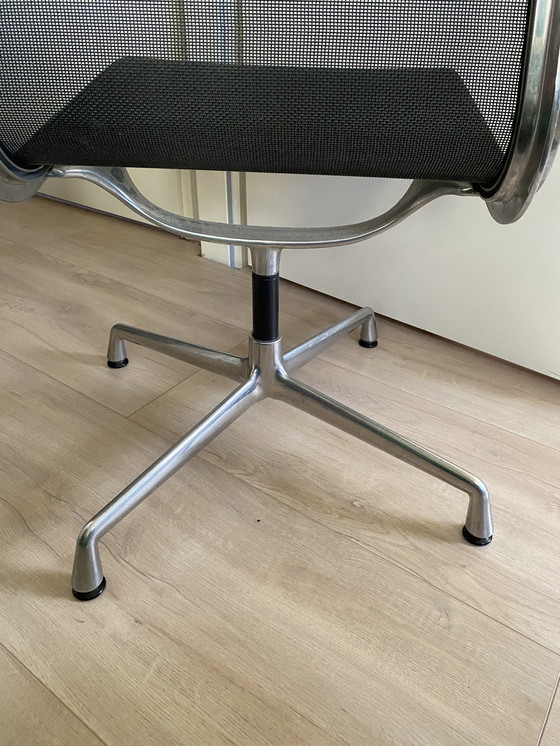 Image 1 of Sedia da ufficio Vitra Eames Aluminium EA 101 in rete nera