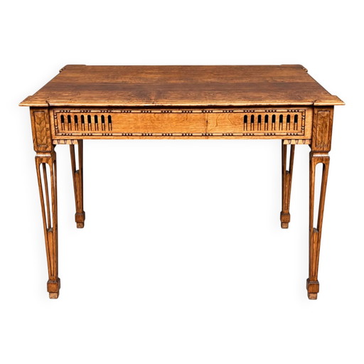 Table basse en chêne massif de style Louis XVI.