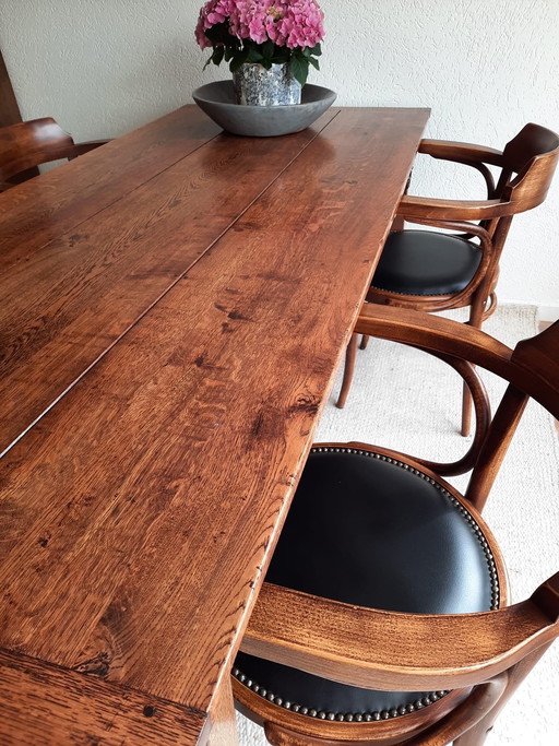 Mesa de roble con 4 sillas Thonet