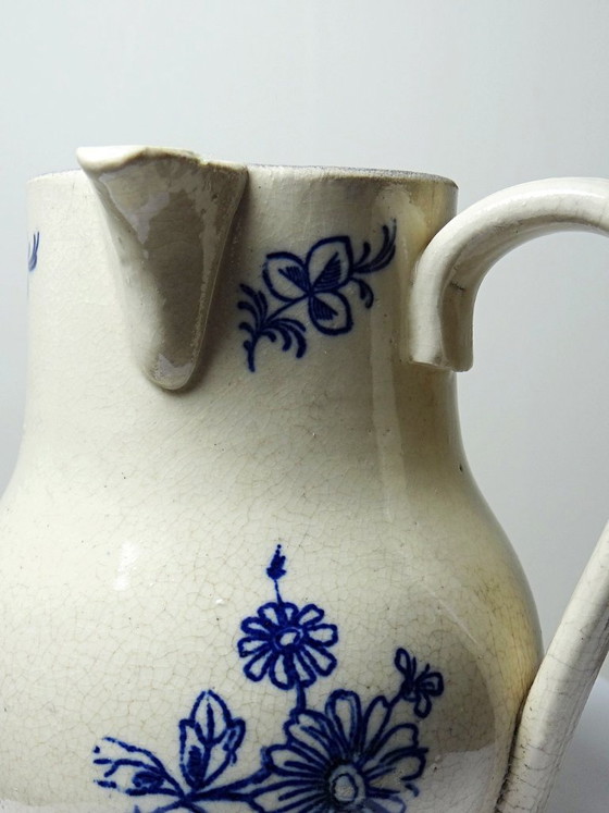 Image 1 of Jarra de loza fina con decoración azul, atribuida a Saint-Uze, siglo XIX.