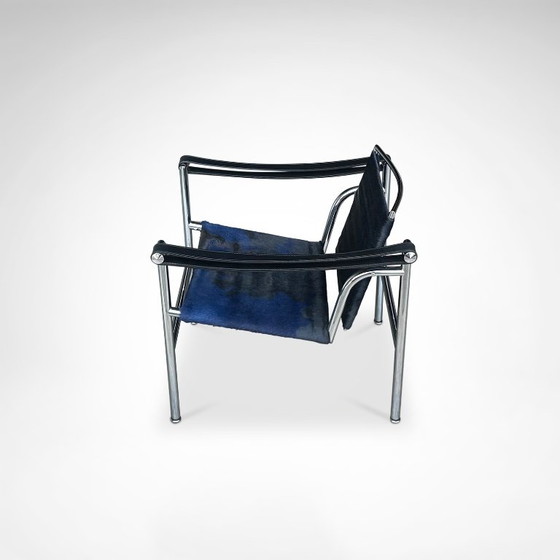 Poltrona LC1 in pelle di cavallino blu e nera, disegnata da Le Corbusier e altri per Cassina, anni '90. (photo 4 of 12)