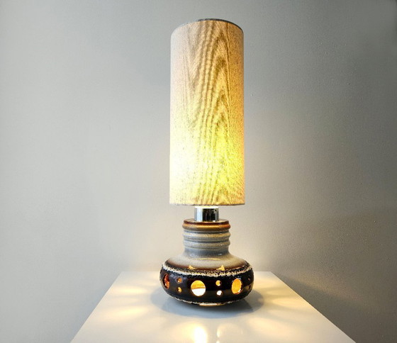 Image 1 of Vintage keramieken tafellamp; retro aardewerken lampenvoet van Herda met nieuwe handgemaakte lampenkap, west germany, fat lava t