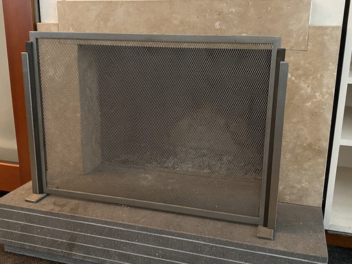 Pare-feu design aux détails décoratifs élégants