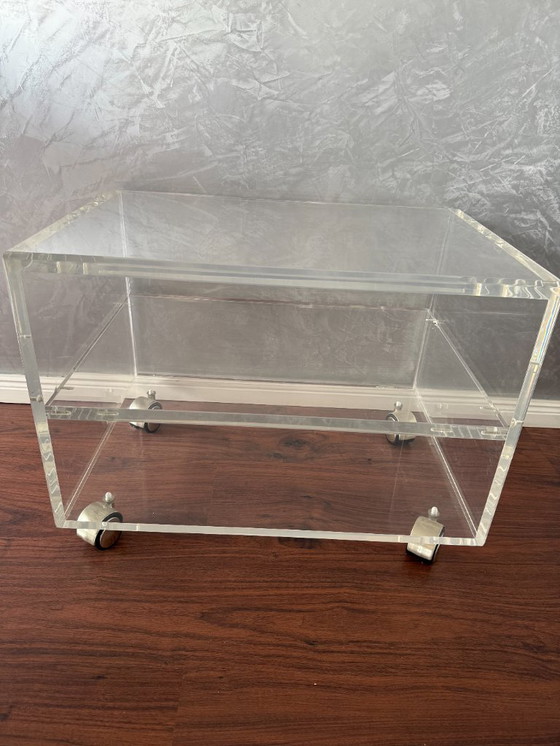 Image 1 of 1 Table d'appoint à roulettes en plexiglas acrylique