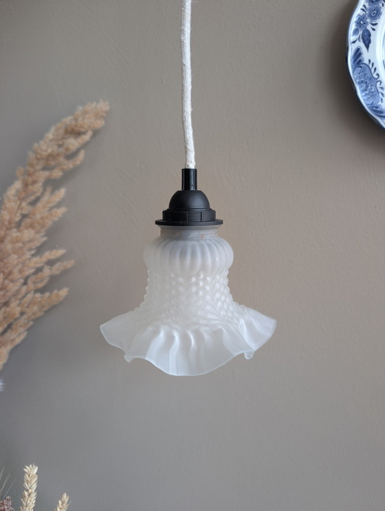 Image 1 of Bellissima e unica piccola lampada a sospensione vintage con paralume opalino