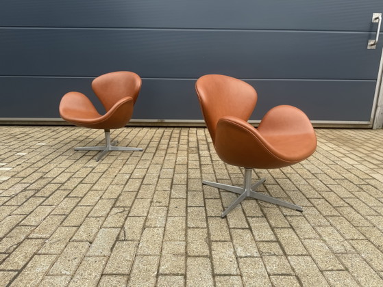 Image 1 of 2x Fritz Hansen Swan chair 1971 Cognac leder, NIEUWstaat!!