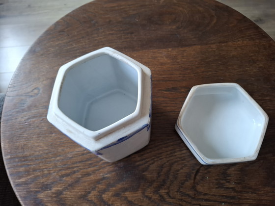 Vaso esagonale in porcellana Wong Lee – Oggetti decorativi, Porcelain (photo 7 of 7)