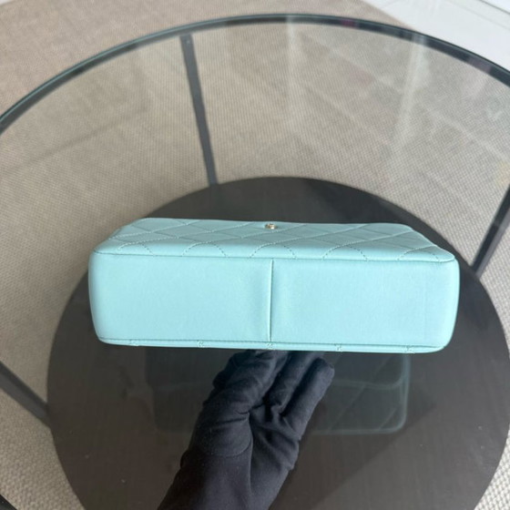 Image 1 of Chanel 2020 Elegante Saison-Klapptasche mit Harzkette – Gestepptes Lammleder in Tiffany-Blau, GHW Nr. 29