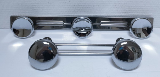 Image 1 of twee vintage verchroomde metalen jashaken
