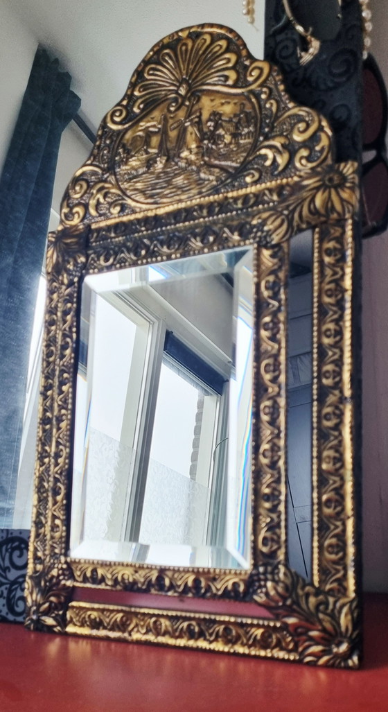 Image 1 of Antiker niederländischer Brautspiegel aus abgeschrägtem, geprägtem Messing