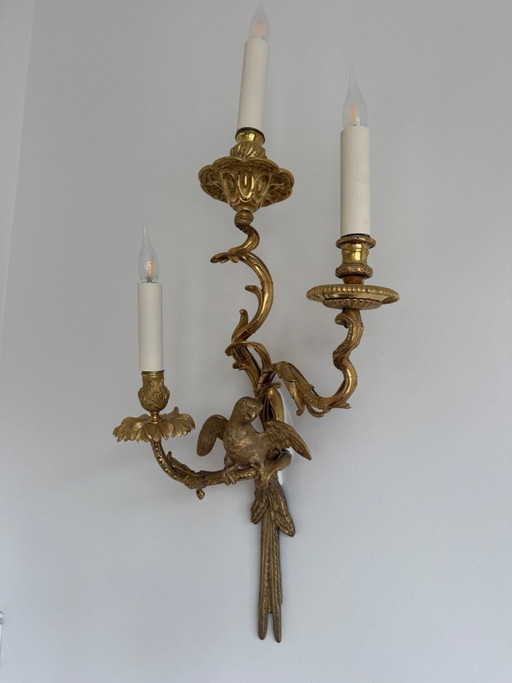 Verzierte goldene dreiarmige Wandleuchte