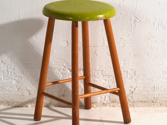 Taburete de madera antiguo con asiento redondo – Europa Central, c. 1950 – Rustic (photo 2 of 40)