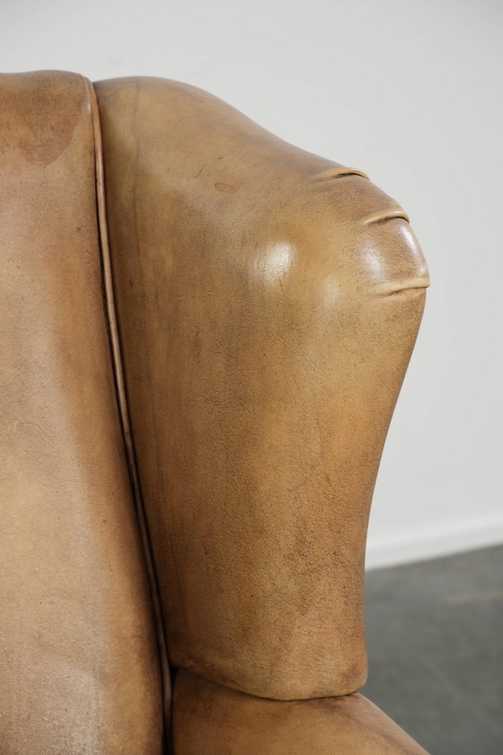 Image 1 of Mooie lichte rundleren oorfauteuil met een tijdloze Engelse uitstraling en een goed zitcomfort