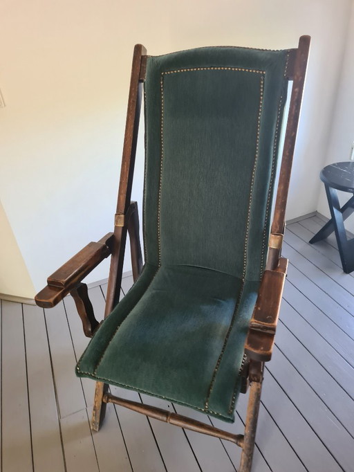 Chaise ancienne de la position assise à la position allongée