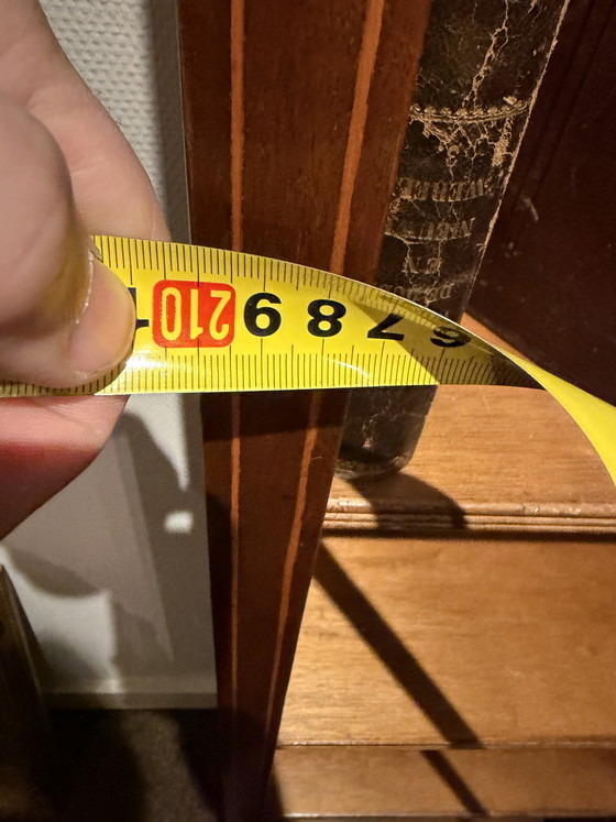 Image 1 of Oude Engelse boekenkast met Breekfrond en verstelbare schappen met notarisambt inlegwerk boven in de kop