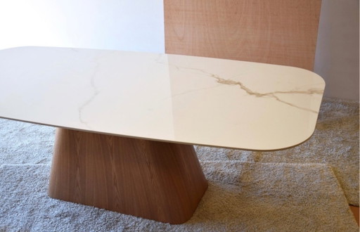 Eettafel met keramische voet in mat essenhout.
