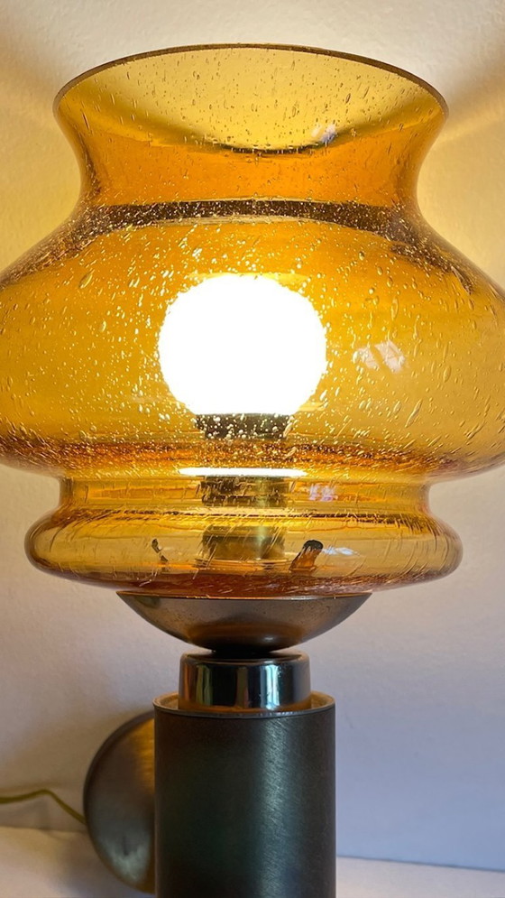 Image 1 of Aplique de pared de los años 70 en latón cepillado y vidrio soplado.