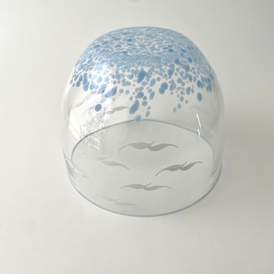 Image 1 of Bol en verre bleu Lindshammar peint à la main d'oiseaux