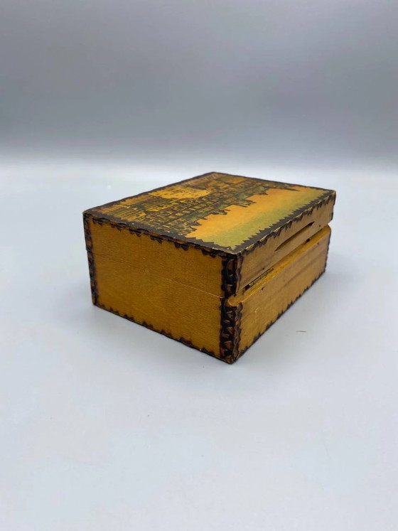 Houten souvenirdoos met pyrografie, afbeelding van het kasteel van Fontainebleau. – Decoratieve objecten, Wood (photo 4 of 8)