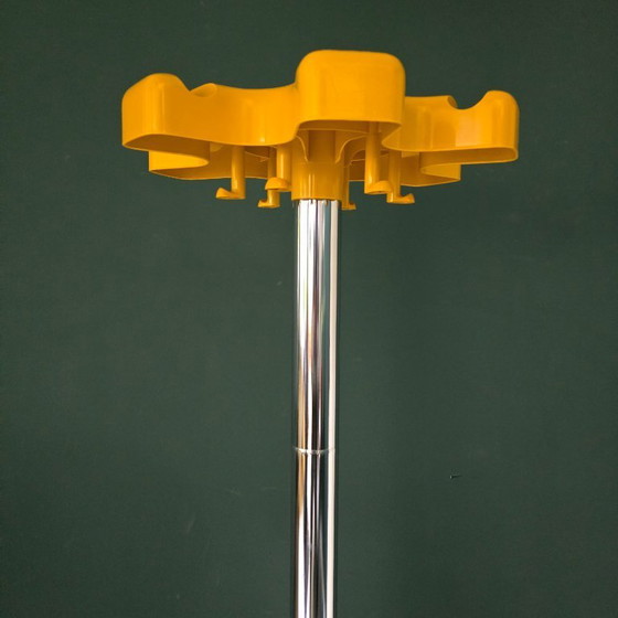 Image 1 of Porte-manteau Velca VIP – conçu par Roberto Lucchi et Paolo Orlandini – Italie, années 1970. Jaune et chromé.