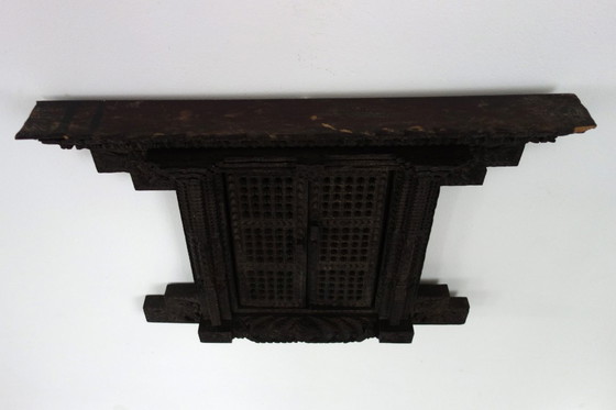 Image 1 of Antiek Newari-raam van gesneden hout, in Nepalese stijl.