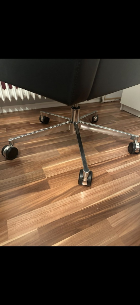 Image 1 of 2 fauteuils en cuir Poltrona Frau | Chaise de bureau design classique | Chaise de conférence