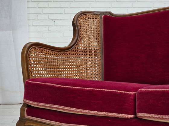 Image 1 of Canapé 3 places danois des années 1950, velours d'ameublement, bois de frêne, maille d'ameublement.