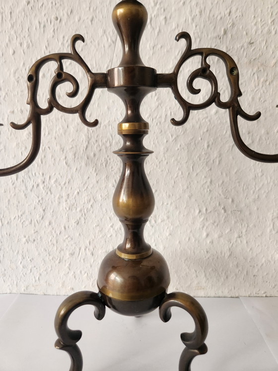 Candelabro antiguo de 3 brazos, bronce macizo, forjado a mano, estilo barroco. – Percheros, Metal, Bronze (photo 7 of 15)