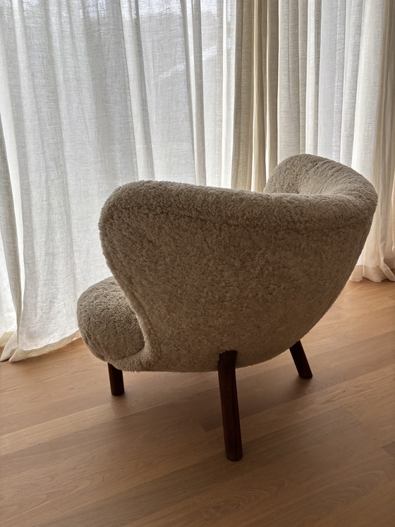Image 1 of Fauteuil &tradition Little Petra VB1 en noyer, peau de mouton Moonlight