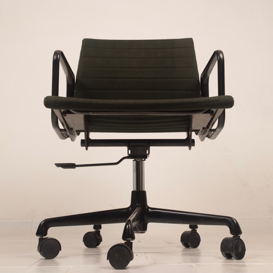 Charles & Ray Eames Zwart Aluminium Bureaustoel, eind 20e eeuw, voor ICF – Bureaustoelen, Metal, Modern (photo 18 of 20)