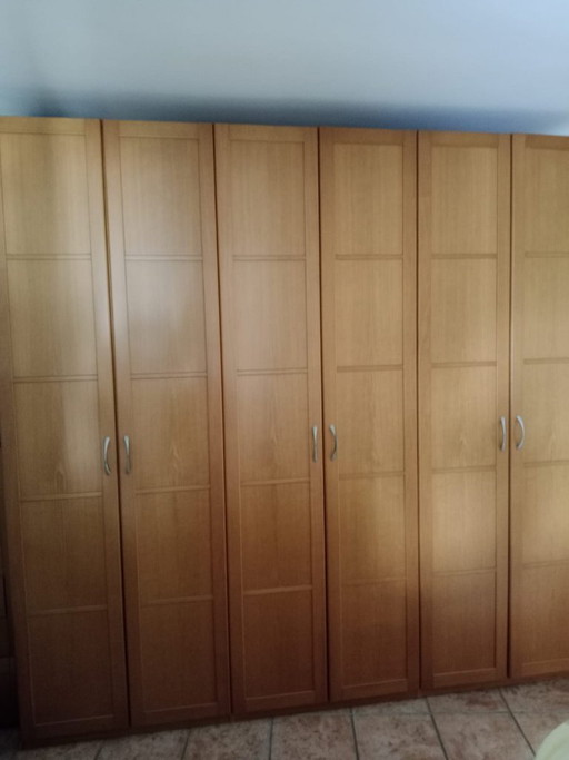 Armoire semi-neuve à 6 portes, 2,50 m de large et 2,40 m de haut