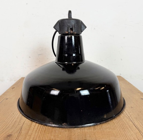 Image 1 of Industriële zwarte geëmailleerde fabriekslamp met gietijzeren bovenkant, jaren 50