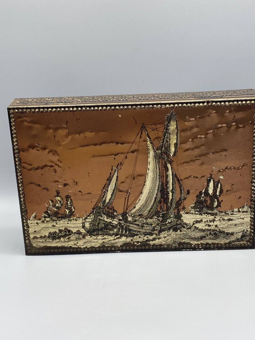 Metalen doos met reliëf, versierd met een Nederlands zeilbootje, koperkleurige patina, jaren 1950-1960 (photo 2 of 6)