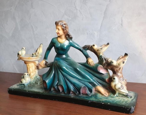 Image 1 of Un grand bâtiment Art-déco datant de début 1900 avec des femmes et des animaux.