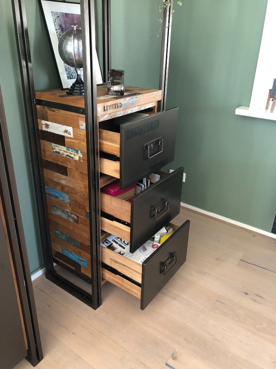 Wall cabinets – Metal (photo 6 of 11)