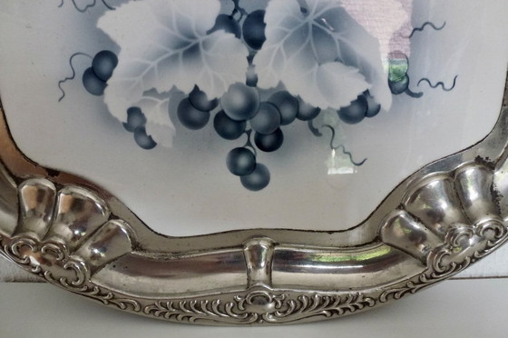 Image 1 of Vassoio d'epoca, bordo argentato, con centrotavola decorativo in porcellana.