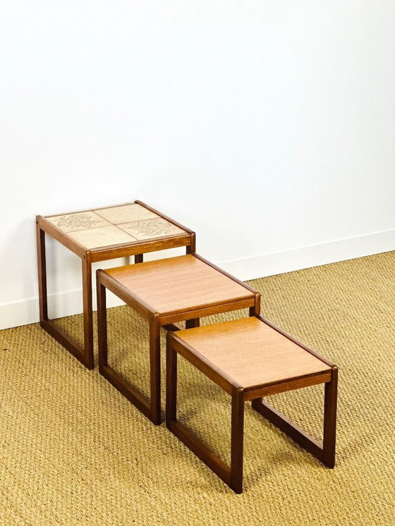Image 1 of Set de 3 tables basses gigognes vintage en teck et céramique, 1960