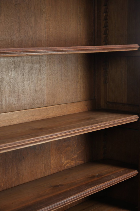 Warm antique Dutch oak bookcase from the early 20th century with elegant details – Wood (photo 6 of 9)