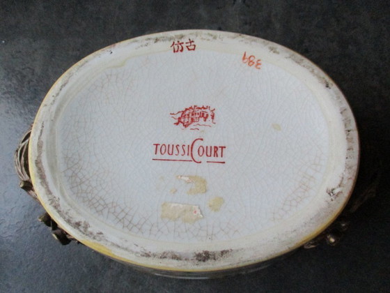 Image 1 of Toussi Court, Bonbonnière, ceramica con manici in bronzo, decorata con fiori.