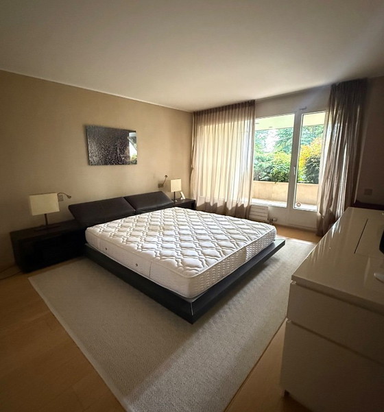 Image 1 of Cama de diseño POLIFORM con mesitas de noche integradas.