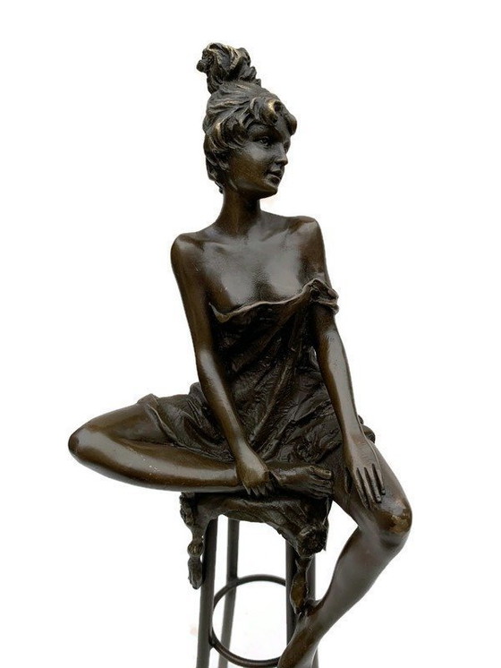 Image 1 of Statue en bronze Dame élégante sur tabouret